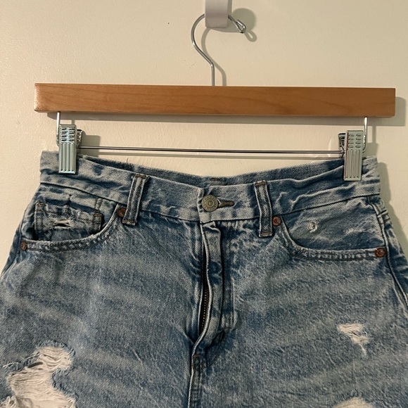 American Eagle Light Wash Distressed Curvy Mom Denim Short - Picture 11 of 11
